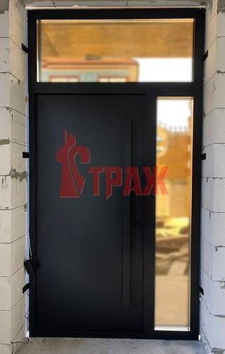 стальная дверь для загородного дома с ручкой скобой и боковой створкой
