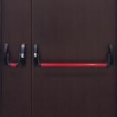 противопожарная дверь с ручкой антипаника