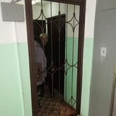 решетчатая металлическая дверь в тамбурное помещение