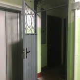 решетчатая дверь с ручкой на планке