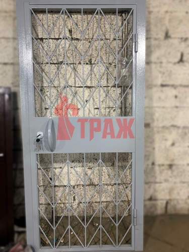 решетчатая дверь серого цвета с замком