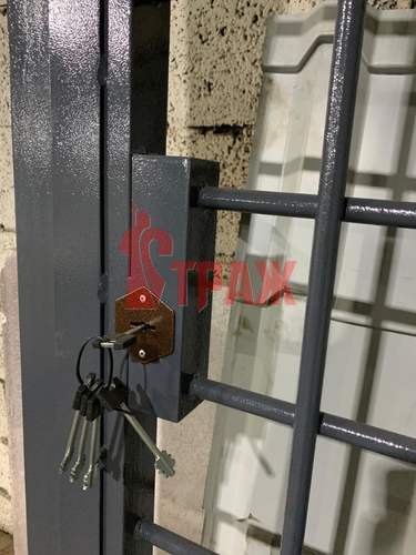 решетчатая дверь с замком сейфового типа