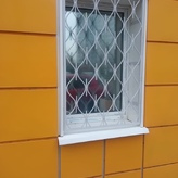 оконная решетка белого цвета