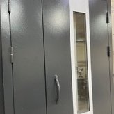 двустворчатая дверь с порошковым покрытием и стеклопакетом