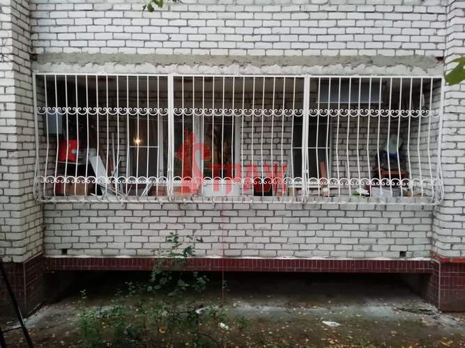 выпуклая сварная решетка белого цвета для балкона