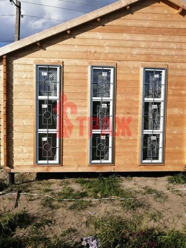 сварные решетки на окна с декоративными элементами